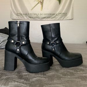 LAMODA harness boots